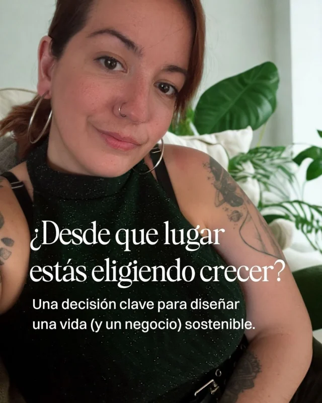 El problema no es querer crecer.Es no darnos el tiempo de preguntarnos a costa de qué.Porque cuando el crecimiento nace de la urgencia, no es estrategia:Es correr para cumplir.Es producir para no quedarse afuera.Es sostener un ritmo que no te deja pensar.Crecer desde el deseo, en cambio, no es más lento.Es más claro.Más incómodo al principio, porque te obliga a elegir.A decir que no.A moverte del mandato de estar en todas, todo el tiempo.Y eso… también es crecer.Pero en tus términos.